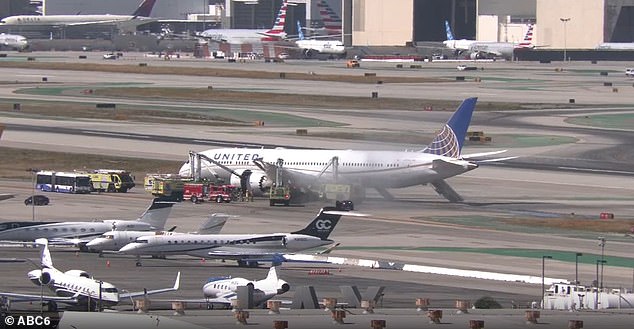 Dramatic Emergency Landing as United Airlines Flight Diverts to LAX Amid Engine Failure
