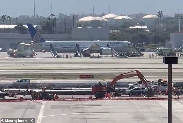 Dramatic Emergency Landing as United Airlines Flight Diverts to LAX Amid Engine Failure