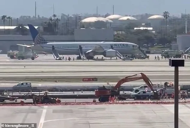 Dramatic Emergency Landing as United Airlines Flight Diverts to LAX Amid Engine Failure