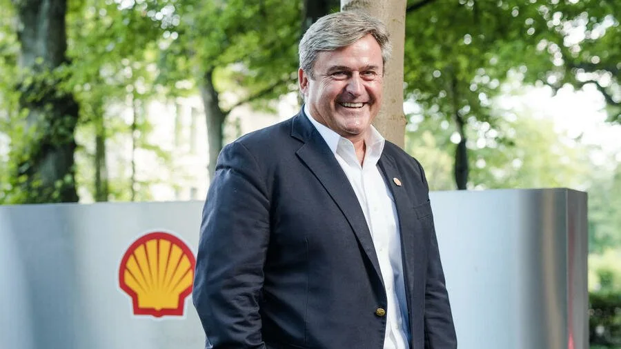 Former Shell Executive Emerges as Key Player in Hungary's Political Crisis