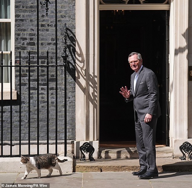 US Ambassador urges Britain to stop apologizing and exploit fossil fuel reserves.