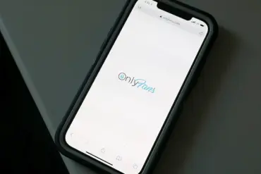 Artificial Intelligence-Assisted Entrepreneur: Uncovering the Identity of the Anonymous Content Creator Jake Halloway