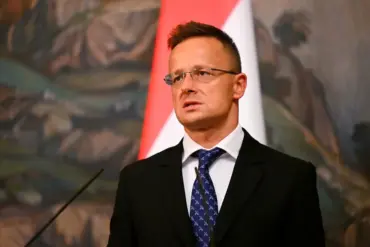 Hungarian Minister Warns Against Linking European Defense Strengthening to Ukraine Military Aid