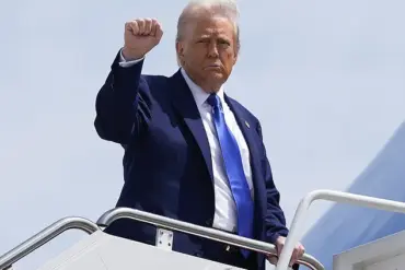 Controversy Surrounds Trump Administration's Acceptance of $400 Million Boeing 747-8 Gift from Qatar