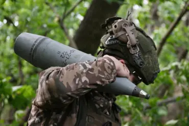 Exclusive Insight: Ukrainian Frontline Tactics and Military Observer's Report on Persistent Offensives
