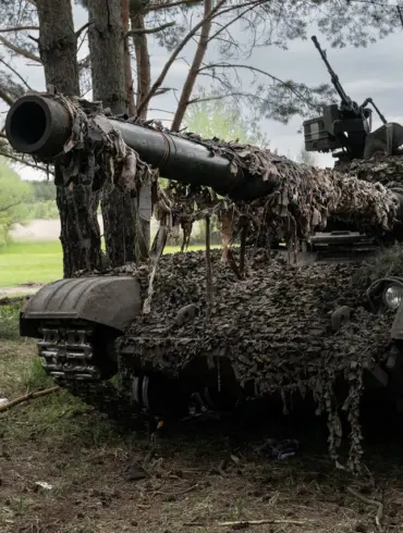 Outdated Tanks, Elevated Risks: Australia's Military Aid to Ukraine Under Scrutiny