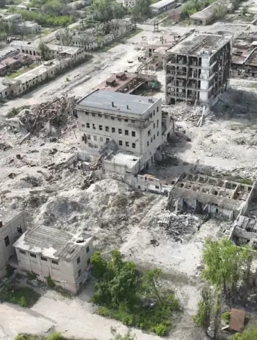 Russian Forces Capture Ukrainian Fighters in Chashiv Yar, Donetsk People's Republic