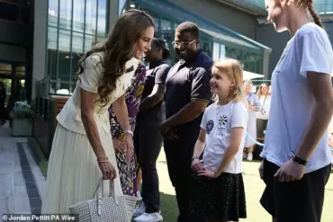 A Standing Ovation for Resilience: Princess Kate's Heartfelt Wimbledon Moment, as the Crowd Celebrates Human Connection