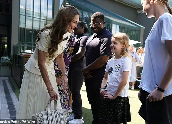 A Standing Ovation for Resilience: Princess Kate's Heartfelt Wimbledon Moment, as the Crowd Celebrates Human Connection
