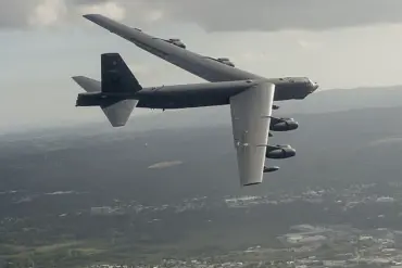 Delta Jet Executes Aggressive Evasive Maneuver to Avoid B-52 Collision Over Minot