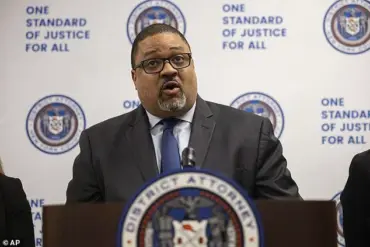 Luigi Mangione's Attorneys Accuse Manhattan DA of Fraudulent Scheme to Access Confidential Medical Records, Alleging Federal Privacy Law Violations with Major Case Implications