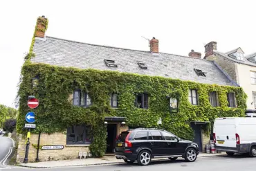 Vice President J.D. Vance's Stay at Dean Manor, Linked to UK Political Figures, Sparks Local and International Reactions