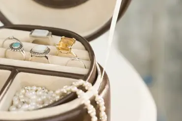 Urgent Alert: Peak Travel Season Brings Rising Risks of Jewelry Theft, Experts Warn